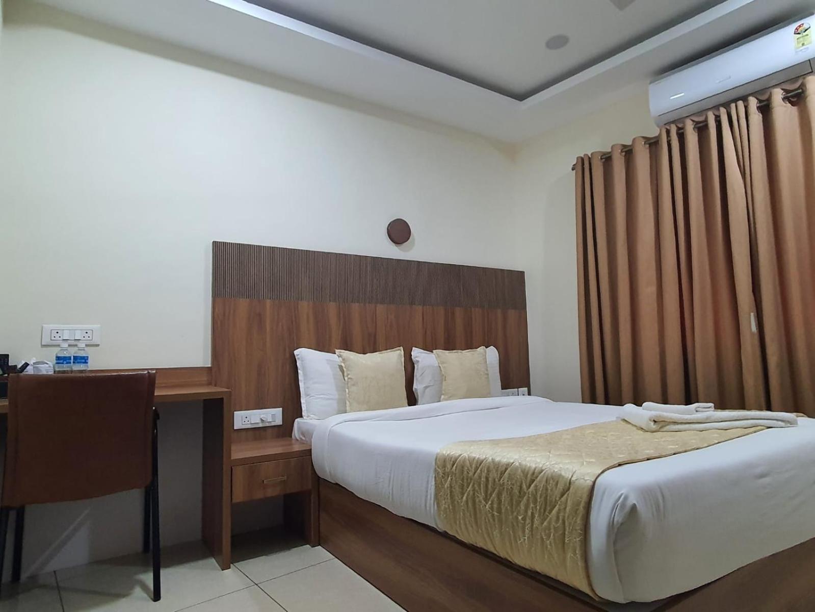 Hotel Deepakam Inn Палаккад Экстерьер фото