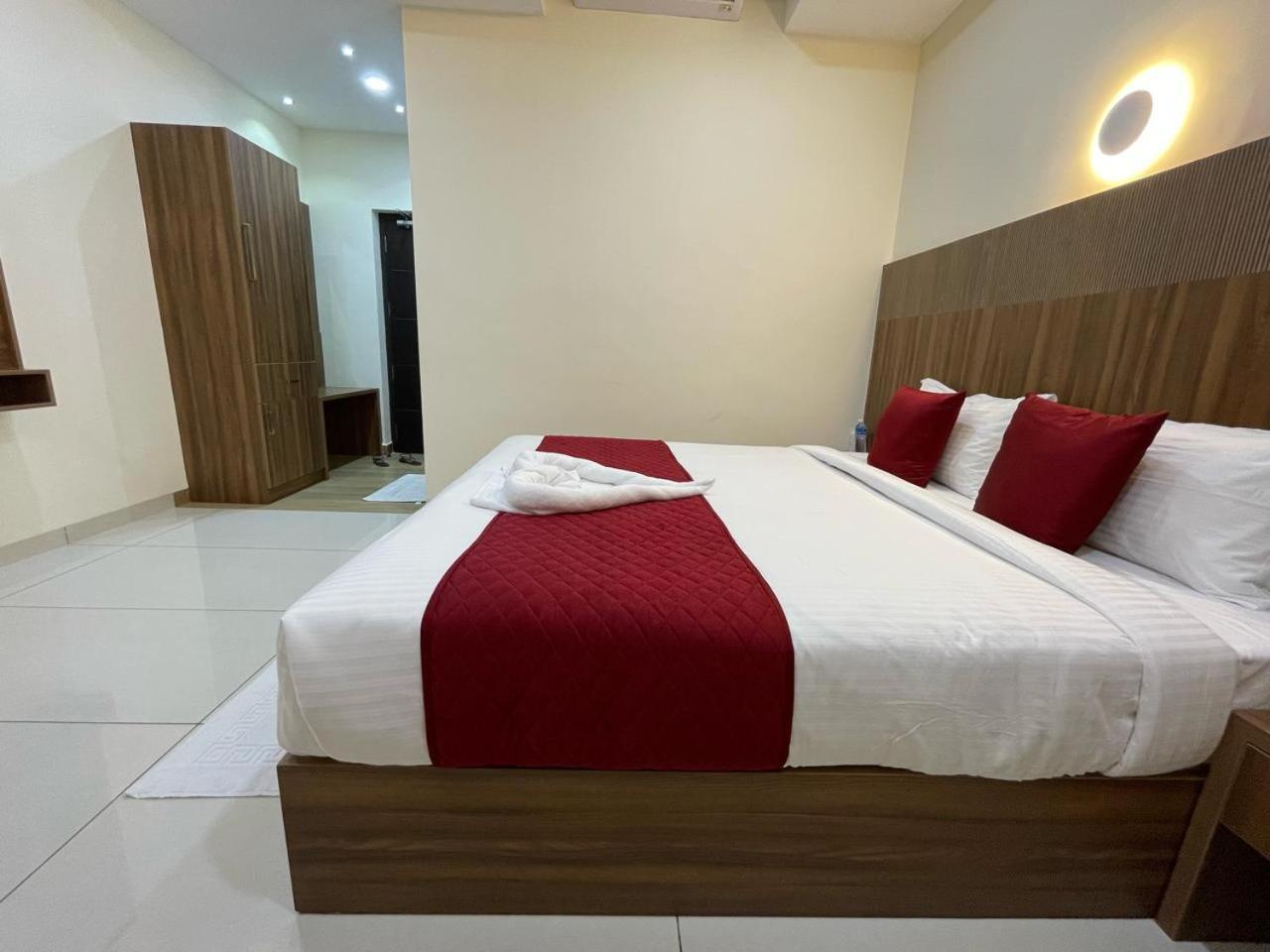 Hotel Deepakam Inn Палаккад Экстерьер фото